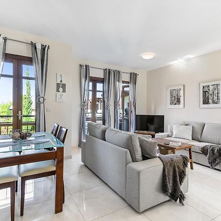 2 Bedroom Apartment Assia With Communal Pool, Aphrodite Hills Resort Sakarya Dış mekan fotoğraf
